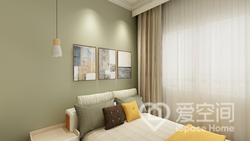 次卧沿用绿色背景，垂钓灯具缓解了硬装带来的局促感，局部加以黄色软装点缀，空间看起来敞亮干净许多。
