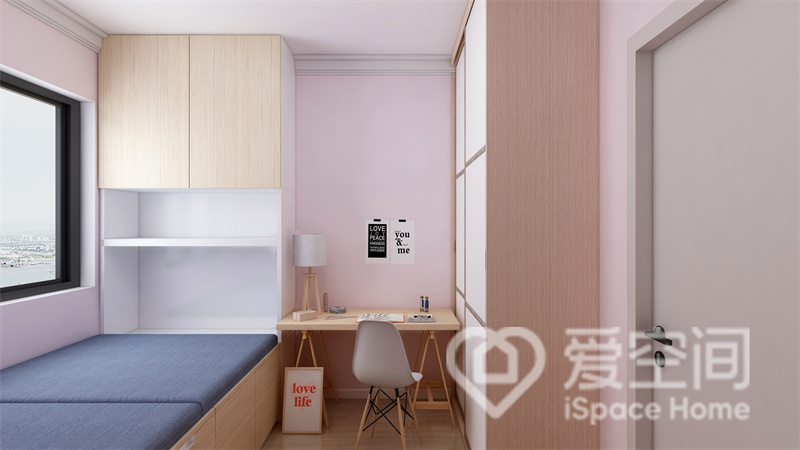 次卧以色块式设计，在粉色背景中加入木质榻榻米和蓝色软装，避免了视觉上的压迫。增加了空间的温暖氛围。