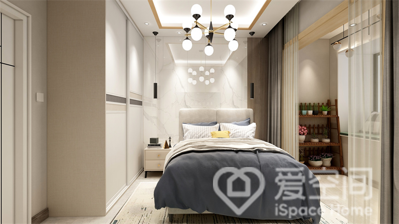 次卧双人床选用简约款，大理石背景墙与隐形衣柜和谐统一，在时尚灯具的点缀下，空间非常优雅大气。