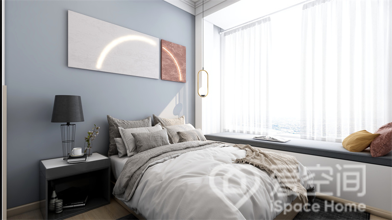 次卧背景为浅蓝色，床品白灰搭配永不过时，在现代软装的点缀下，透露出高级的空间质感。