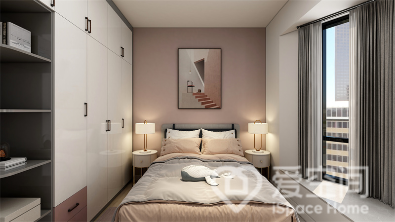 次卧沿用无吊顶设计，粉色背景墙打造出一个温馨浪漫的空间氛围，在灯具的照应下，卧室显得更加灵动。