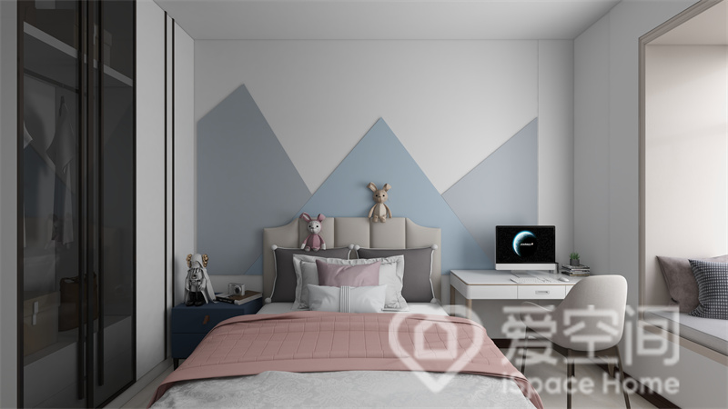 墙面增加了蓝色色块，在光线的烘托下显得童趣感十足，粉灰色床品搭配，为儿童房增添了一抹甜腻感。