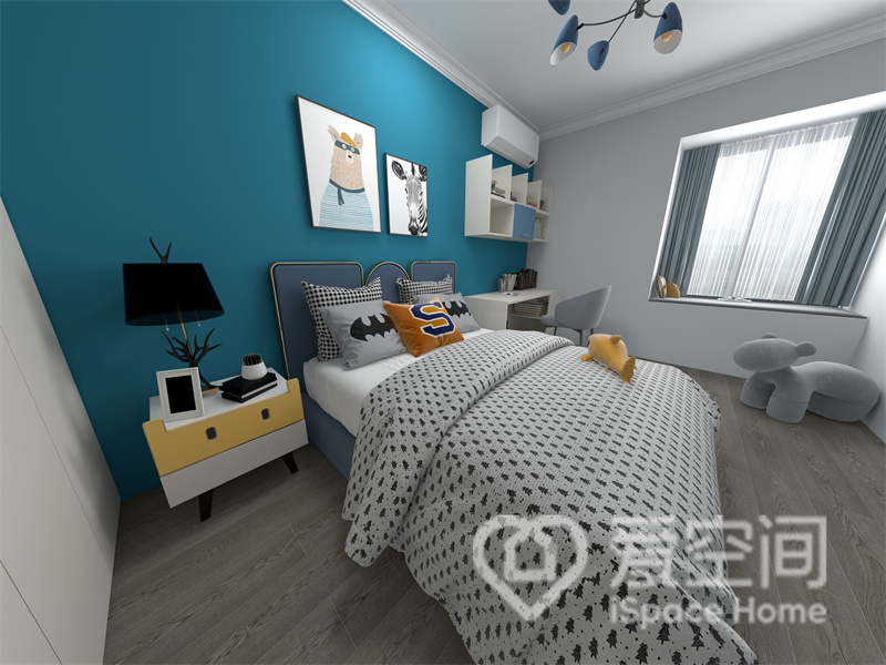 次卧选用蓝色调为背景，家具线条干净利落，软装装饰散发着独特的个性，将视觉效果拉满。