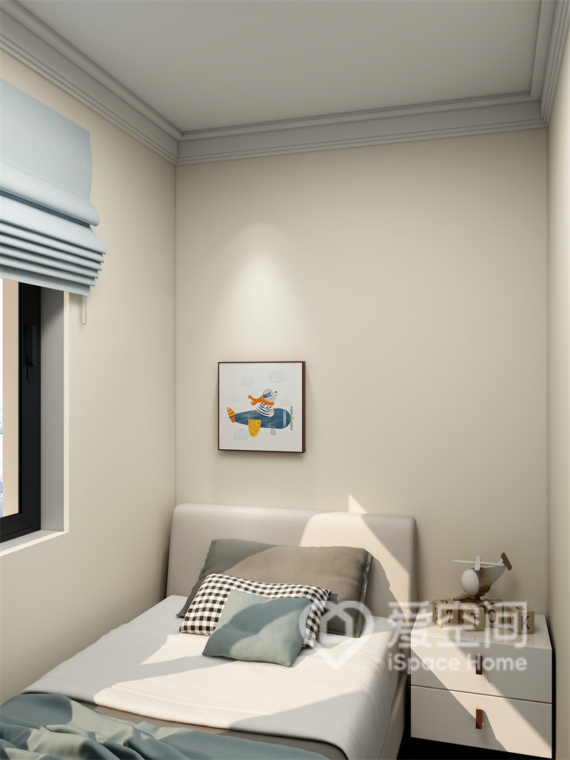 次卧沿用了米色背景，单人床与浅色系背景很好的融合，装饰画和床头柜增加了现代美感。