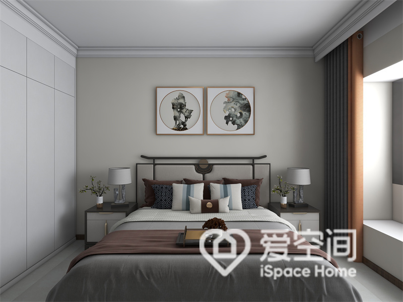 主卧无吊顶设计，新中式装饰画和新中式双人床提升了空间的古风韵味，让起居空间更具诗意感。
