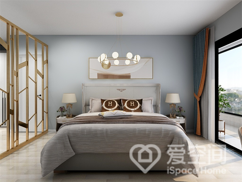 主卧左侧添置了金属镂空隔断，既带有装饰效果，也强化了卧室的私密感，灰色床品塑造出简约的卧室氛围。