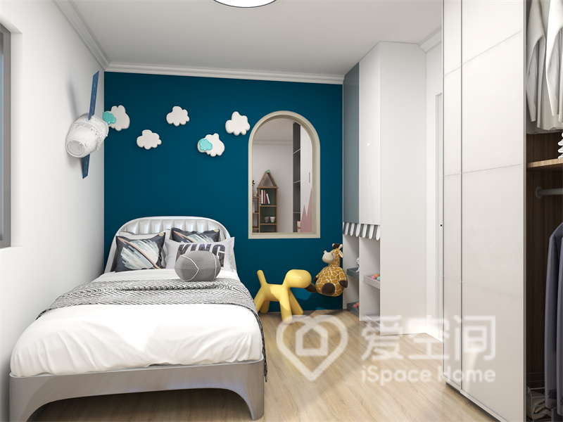 次卧的配色具有浓郁的童话色彩，蓝色背景搭配拱门造型，呈现出简约的设计理念，给予空间简洁的趣意。