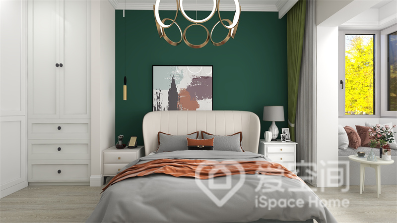 次卧中，绿色背景搭配灰白色床品形成现代舒适主题，亮色软装提升了温馨氛围，带来浓浓的精致感。