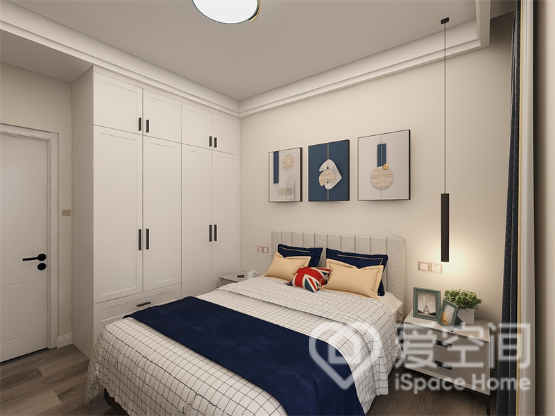 次卧隐形衣柜以白色的线和面勾勒出简约形体，加上光影的配合，让简约的空间变得优雅洁净。