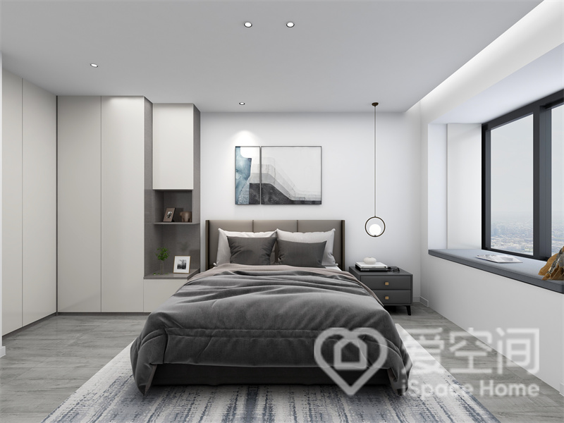 主卧无吊顶设计，设计师在空白的空间加入灰色软装后，卧室变得层次分明，精致简约而不失美感。