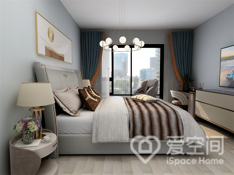 次卧采用无吊顶设计，简单质朴的浅蓝色背景与清新自然的家具搭配，塑造出温和简雅的卧室氛围。