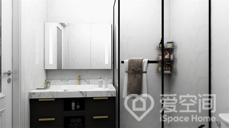 白色的卫浴空间中，格局一目了然，干湿分离设计突出了空间的质感，让空间变得更加通透。