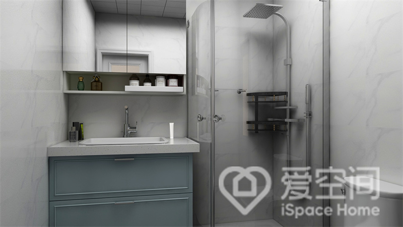 米白色调的背景彰显出稳重的空间感，玻璃淋浴房起到了良好的区隔作用，蓝色洗手柜增加了精致感。