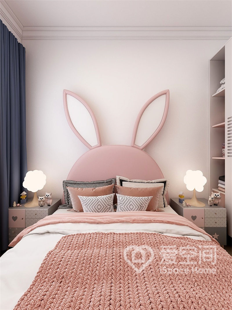 白墙给人明亮的视觉体验，兔子床头为空间增添了童趣，床头灯具对称放置，增添了氛围感。