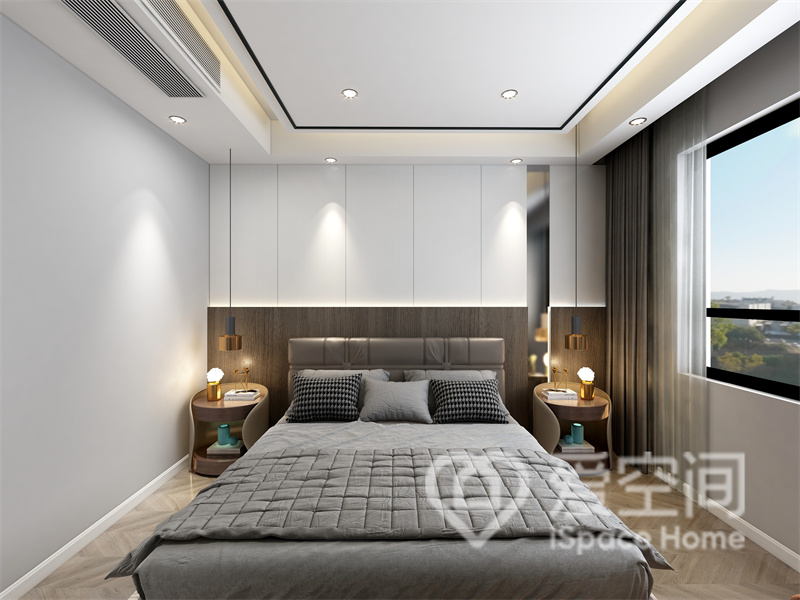次卧背景墙采用护墙板和木材特别打造，搭配冷色调床品及灯具衬托，整体更显大气精致。