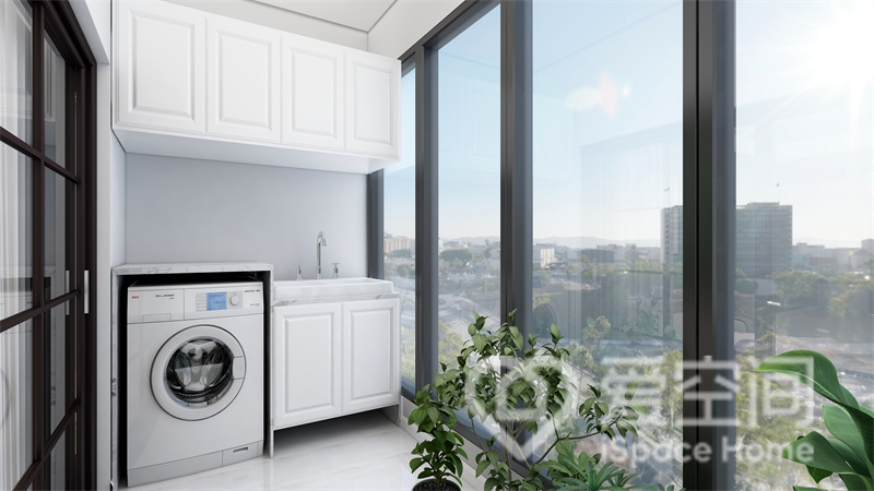 白色調的收納柜搭配白色地板，陽臺空間透亮無比，在生活陽臺中放置洗衣機，空間美觀又實用。