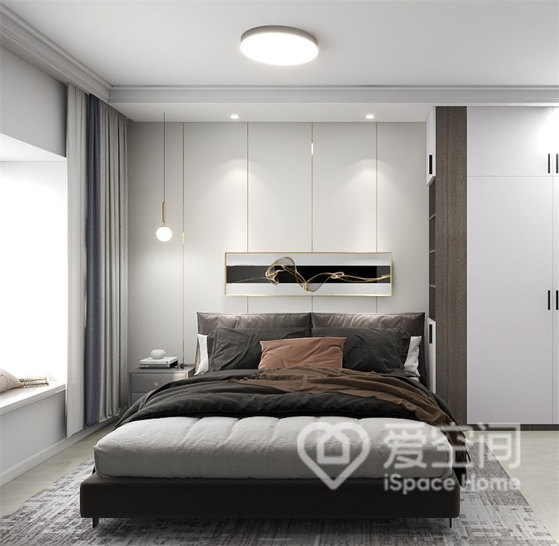 在光线的照射下次卧灵动而温暖，大地色床品赋予了空间内在生命力，令卧室更加舒适温馨。