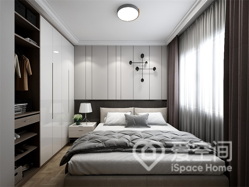 次卧空间采用低饱和度颜色设计，隐形衣柜与背景墙和谐统一，视觉上有特别好的连贯性。