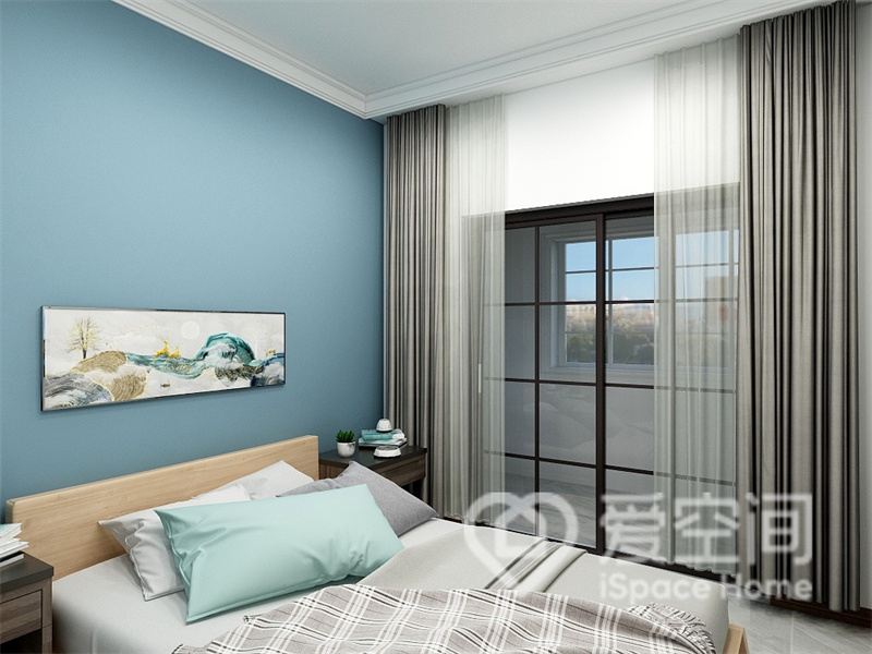 蓝色背景墙带来简约安静的氛围，温暖的木质家具优化了单调的硬装，带来温暖自然的空间氛围。