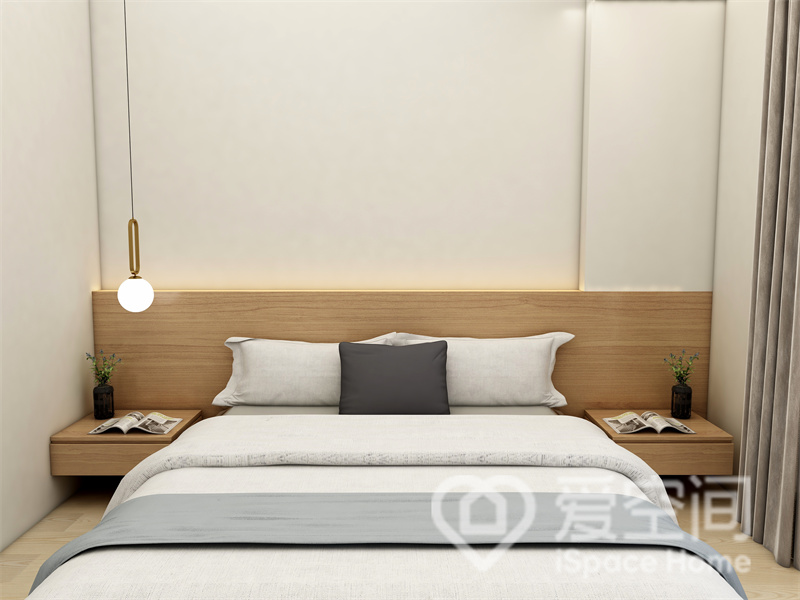 次卧色调里融合了许多木质元素，简单却满是温暖，床头柜悬浮设计，利于日常清洁，利用垂钓灯代替主灯帮助业主更快入睡。