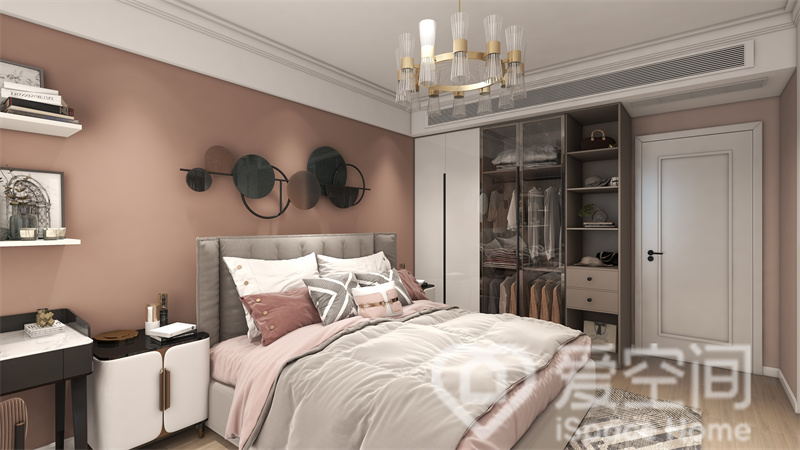 次卧空间收纳充沛，粉色系背景让次卧空间没有压迫感，在装饰元素的点缀下空间变得无限温馨。