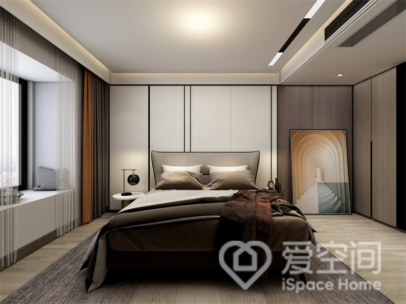 次卧选用无主灯设计，护墙板增强了背景墙的立体感，床品色彩与背景相呼应，呈现出静谧的休息氛围。