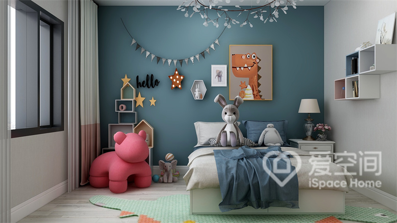 蓝色与白色搭配既做到了整洁干净，又带来了暖心的视觉享受，儿童玩具增加了空间的童趣感。