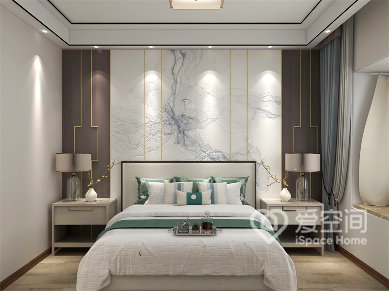 次卧背景墙采用对称设计，床头柜和床头灯也采用对称设计，蓝绿色床品赋予了空间精致感。