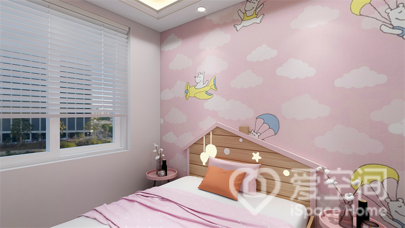 充满童话色彩的粉色壁纸带来温馨的氛围感，在多重的光影映衬下，木质单人床强化了室内的温馨氛围。