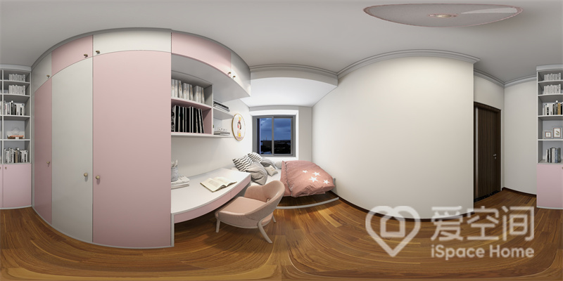 次卧铺设了木地板，带来朴实的视觉氛围，粉色元素装点其中，低调优雅，呈现出甜腻美感。