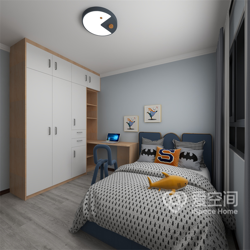 次卧衣柜采用定制设计，使储物区域与学习区域连成一体，拓展了家具的功能，提高了空间利用率。