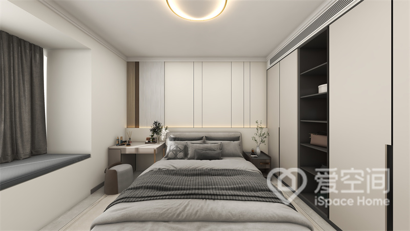 主卧背景设计增加了空间的活跃度，衣柜做了隐形门，和墙体背景合为一体，卧室显得简洁大气。