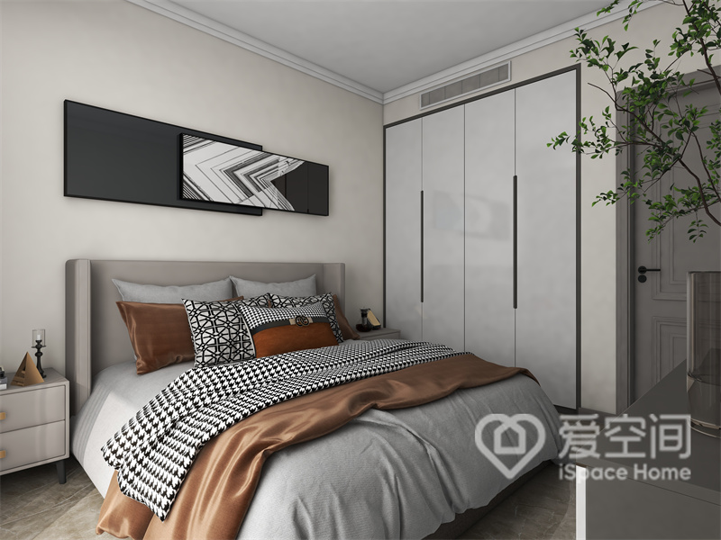 米色调空间中，灰色双人床显得宁静而素雅，橘色软装丰富了视觉体验，衣柜隐形效果好，不占面积。