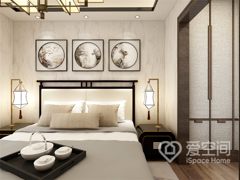 米色调背景墙简单而温柔，衣帽间向外延伸，卧室空间得到扩展，装饰及灯具简单而精致。
