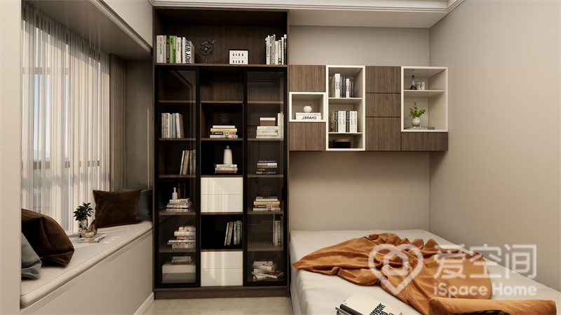 次卧设计注重空间收纳，深色书柜会令整个空间显得压抑，因此床位处的吊柜颜色选用了浅色柜面。