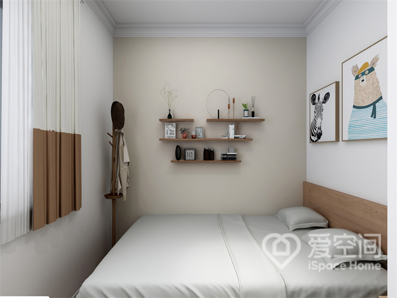 米白色背景创造出一个沉静简美的次卧空间，墙面装饰了隔台和装饰画，打造出温暖而惬意的氛围。