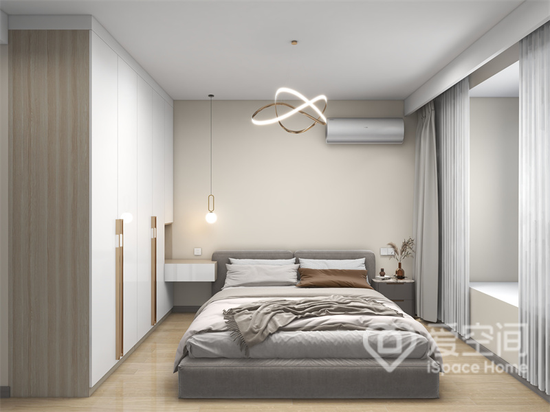 次卧背景墙做了留白设计，床头垂钓灯具与主吊灯相互呼应，光影的交错中强化了卧室的温馨质感。