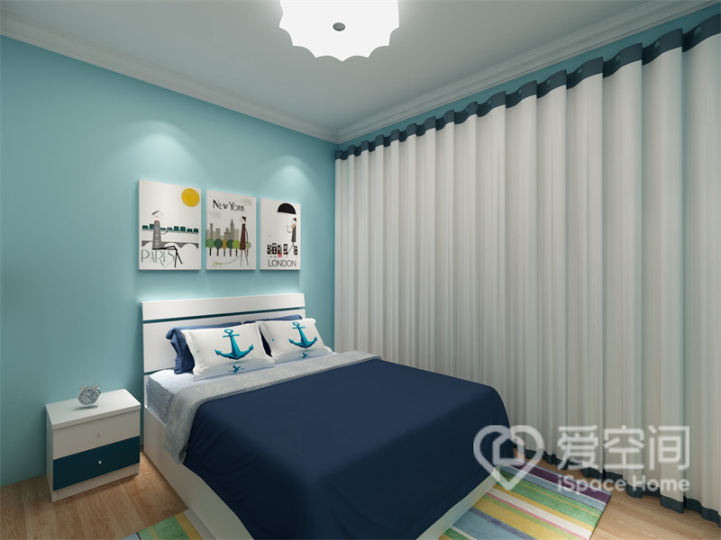 设计师利用了深浅蓝色做卧室主色，令空间在简洁干练的基础上，多了一份童稚、纯真的气质。