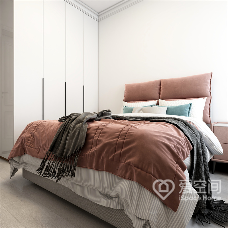 白色隐形衣柜在卧室中不显突兀，与墙面保持了视觉上的一致，床品配色纯粹，不浓重，视觉舒适。