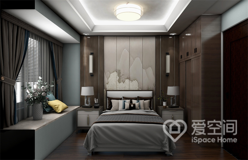 次卧背景呈现出古韵优雅的新中式气质，壁灯、台灯和床头柜采用对称式布局，强化了仪式感。