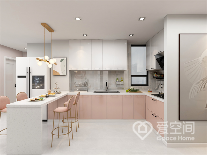 廚房空間無主燈設計，通過分子燈和筒燈的協調搭配，構造出明亮的空間氛圍，粉色櫥柜提升了廚房的顏值。