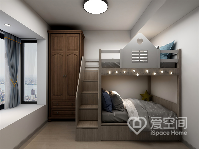 高低床讓次臥空間看起來并不顯局促，衣柜緊湊素雅，床品和燈帶元素讓整個臥室空間充滿氛圍感。