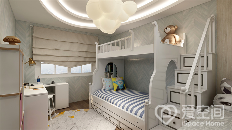 儿童房放置了高低床，背景铺贴细致壁纸，清浅有致，白色家具呈现出细腻的材质及纹理，层次感强。