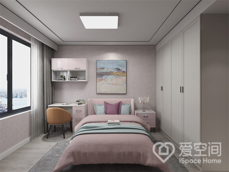 次卧空间的背景与家具色调基本一致，粉色渲染出少女感，隐形式衣柜令空间显得更加大气整洁。