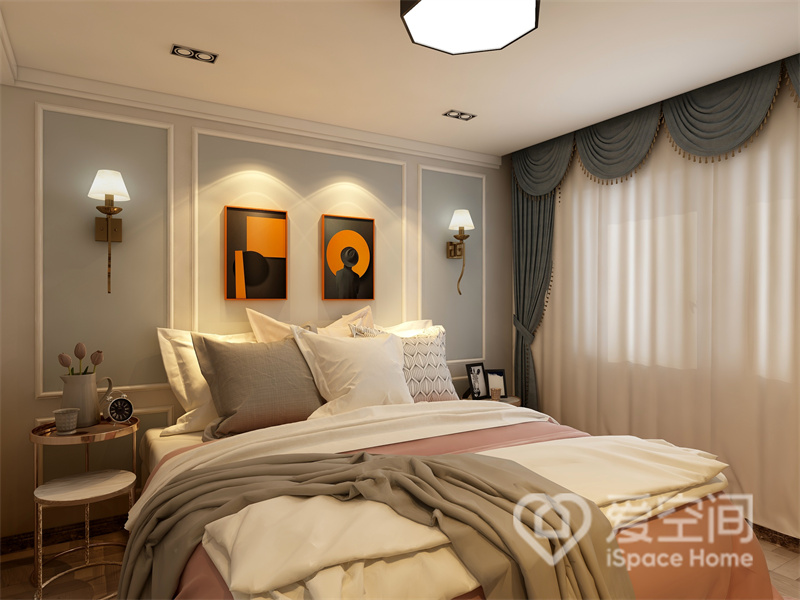 次卧背景墙对称设计，装饰画与壁灯的结合，散发出温馨质感，冷暖色调刚柔并济，舒适感油然而生。