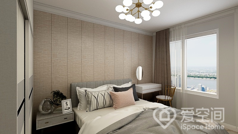 良好的光线使次卧空间更加明亮通透，背景呈现出温润细腻的质感之美，打造出静谧的休憩空间。