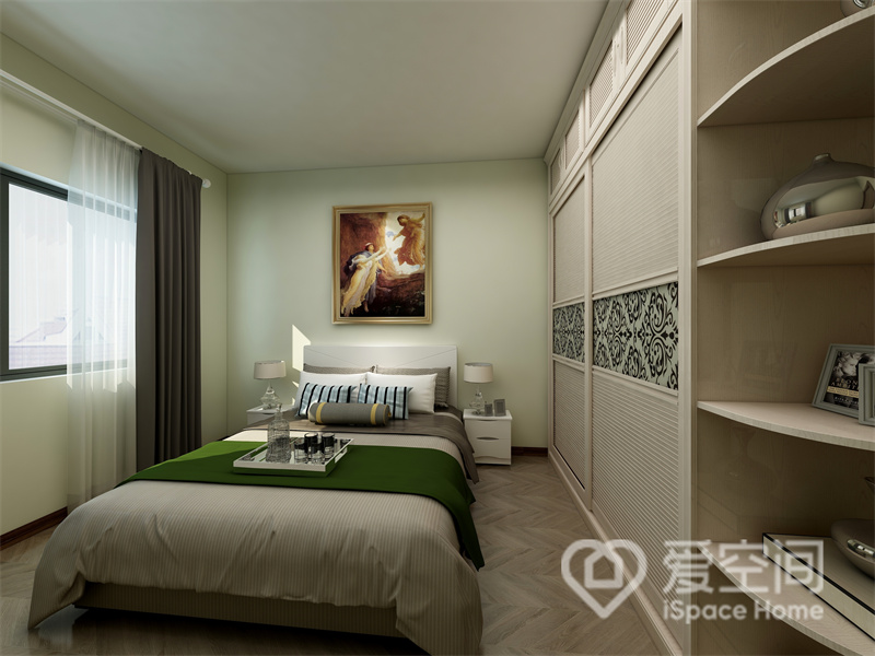 浅绿色背景墙搭配深绿色床品，提升了空间的观赏性，隐形衣柜造型简约，具备充足的收纳功能。