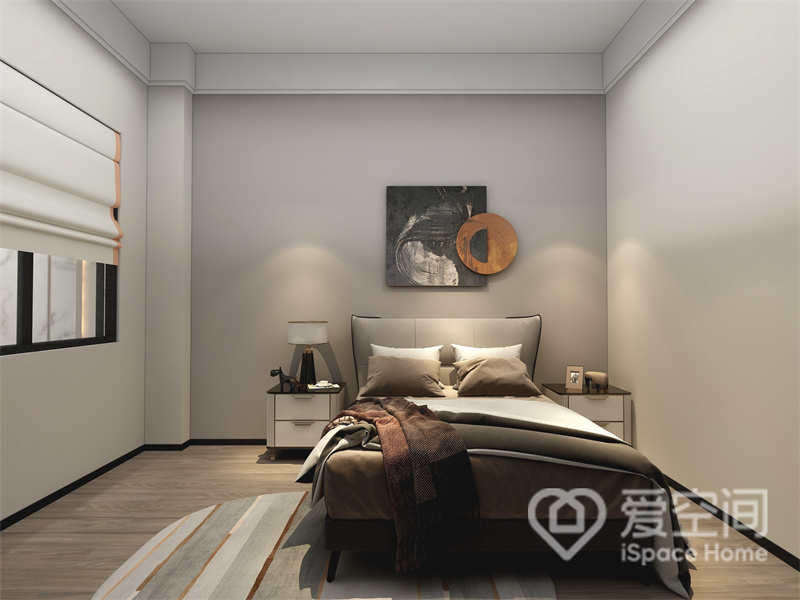 次卧无主灯设计，设计师对床体的比例和用料非常讲究，用大地色床品创造出寂静温暖的空间。