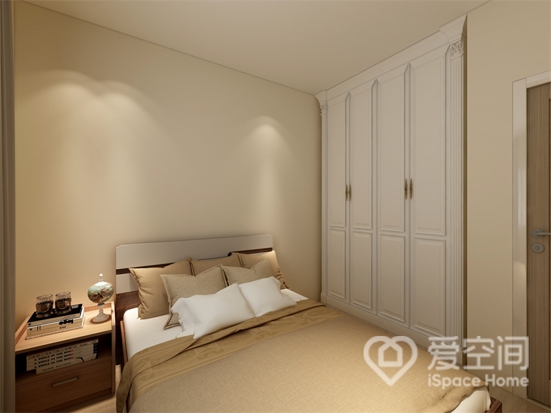 次卧面积的运用米白色调，视觉上带来干净感，白色软装的融入令空间显得活泼生动，增加了温馨感。