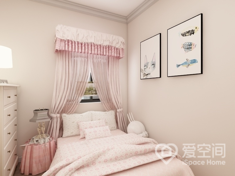 粉色與米色的結合令兒童房多了一些溫馨感，硬裝上沒有復雜的設計，軟裝提升了臥室的舒適度。